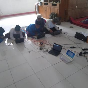 Santri Sirojul Ummah Sedang Belajar Komputer