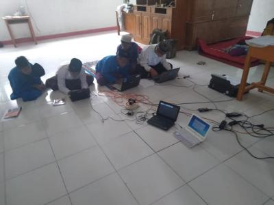 Santri Sirojul Ummah Sedang Belajar Komputer