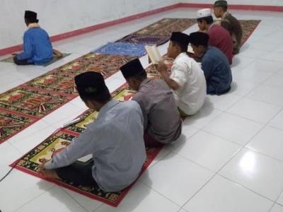Sholat berjamaah Santri Sirojul Ummah